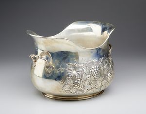 ARGENTIERE ITALIANO DEL XX SECOLO : Portaghiaccio in argento con decorazioni a tralci di vite  - Asta Asta 379 | ARTE ANTICA E DEL XIX SECOLO - Dipinti antichi e antiquariato  Online - Associazione Nazionale - Case d'Asta italiane