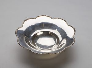 ARGENTIERE ITALIANO DEL XX SECOLO - Alzata di forma polilobata in argento, poggiante su piedi a ricciolo