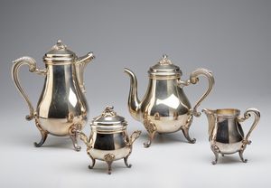 ARGENTIERE FRANCESE DEL XX SECOLO - Servizio in metallo argentato Christofle composto da caffettiera, teiera, lattiera e zuccheriera a corpo piriforme e poggianti su piedi a ricciolo