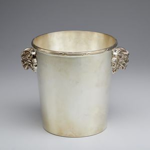 ARGENTIERE FRANCESE DEL XX SECOLO - Secchiello portaghiaccio in metallo argentato Christofle con decorazione a fascia lungo il bordo e teste di ariete.