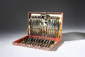 ARGENTIERE DEL XX SECOLO - Servizio di posate in argento da 51 pezzi.