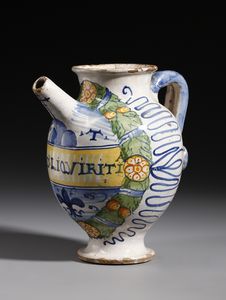 MANIFATTURA DI CASTELDURANTE DELLA SECONDA META' DEL XVI SECOLO - Orciolo in maiolica policroma di forma ovoidale, ansa a nastro e versatoio a tubetto, cartiglio apotecario, giglio e trimonzio entro ghirlanda