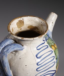 MANIFATTURA DI CASTELDURANTE DELLA SECONDA META' DEL XVI SECOLO : Orciolo in maiolica policroma di forma ovoidale, ansa a nastro e versatoio a tubetto, cartiglio apotecario, giglio e trimonzio entro ghirlanda  - Asta Asta 379 | ARTE ANTICA E DEL XIX SECOLO - Dipinti antichi e antiquariato  Online - Associazione Nazionale - Case d'Asta italiane