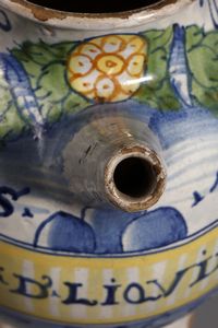 MANIFATTURA DI CASTELDURANTE DELLA SECONDA META' DEL XVI SECOLO : Orciolo in maiolica policroma di forma ovoidale, ansa a nastro e versatoio a tubetto, cartiglio apotecario, giglio e trimonzio entro ghirlanda  - Asta Asta 379 | ARTE ANTICA E DEL XIX SECOLO - Dipinti antichi e antiquariato  Online - Associazione Nazionale - Case d'Asta italiane