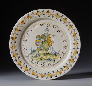 CASTELLI D'ABRUZZO, XVII SECOLO - Piatto in maiolica compendiaria a corpo circolare e tesa rilevata, decorato nel cavetto con figura allegorica entro doppia ghirlanda