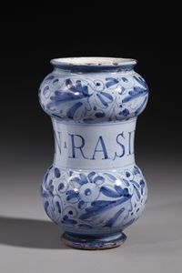 MANIFATTURA VENETA DEL XVII SECOLO - Albarello in maiolica a fondo berrettino con decorazione a foglie di quercia, con scritta apotecaria sul fronte