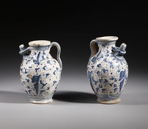 MANIFATTURA DI MONTELUPO DEL XVII SECOLO : Due orcioli in maiolica policroma di forma ovoidale e versatoio a tubetto, decoro a foglie di quercia in azzurro  - Asta Asta 379 | ARTE ANTICA E DEL XIX SECOLO - Dipinti antichi e antiquariato  Online - Associazione Nazionale - Case d'Asta italiane