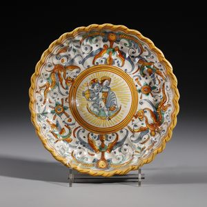 MANIFATTURA DI DERUTA DEL XVII SECOLO - Crespina in maiolica policroma decorata con Madonna con Bambino entro medaglione circolare contornato da decori a raffaellesche