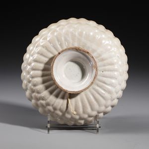 MANIFATTURA DI DERUTA DEL XVII SECOLO : Crespina in maiolica policroma decorata con Madonna con Bambino entro medaglione circolare contornato da decori a raffaellesche  - Asta Asta 379 | ARTE ANTICA E DEL XIX SECOLO - Dipinti antichi e antiquariato  Online - Associazione Nazionale - Case d'Asta italiane