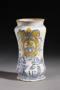 MANIFATTURA DI LATERZA DEL XVII-XVIII SECOLO - Albarello in maiolica a gran fuoco di forma a rocchetto con stemma araldico sul fronte