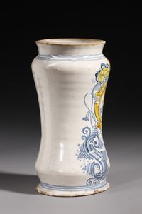 MANIFATTURA DI LATERZA DEL XVII-XVIII SECOLO : Albarello in maiolica a gran fuoco di forma a rocchetto con stemma araldico sul fronte  - Asta Asta 379 | ARTE ANTICA E DEL XIX SECOLO - Dipinti antichi e antiquariato  Online - Associazione Nazionale - Case d'Asta italiane
