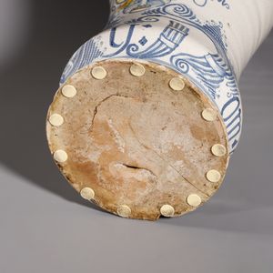 MANIFATTURA DI LATERZA DEL XVII-XVIII SECOLO : Albarello in maiolica a gran fuoco di forma a rocchetto con stemma araldico sul fronte  - Asta Asta 379 | ARTE ANTICA E DEL XIX SECOLO - Dipinti antichi e antiquariato  Online - Associazione Nazionale - Case d'Asta italiane