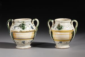 MANIFATTURA DI DERUTA DEL XVII-XVIII SECOLO - Coppia di orcioli in maiolica policroma con beccuccio, biansati e con decoro a cartiglio e ornati fitomorfi