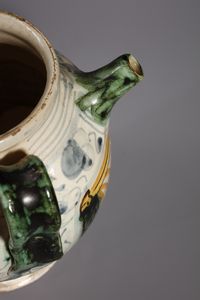 MANIFATTURA DI DERUTA DEL XVII-XVIII SECOLO : Coppia di orcioli in maiolica policroma con beccuccio, biansati e con decoro a cartiglio e ornati fitomorfi  - Asta Asta 379 | ARTE ANTICA E DEL XIX SECOLO - Dipinti antichi e antiquariato  Online - Associazione Nazionale - Case d'Asta italiane