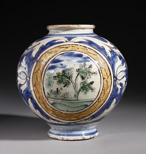 MANIFATTURA SICILIANA DEL XVIII SECOLO - Vaso globulare in maiolica policroma con decoro a girali e paesaggio stilizzato entro riserva circolare