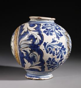 MANIFATTURA SICILIANA DEL XVIII SECOLO : Vaso globulare in maiolica policroma con decoro a girali e paesaggio stilizzato entro riserva circolare  - Asta Asta 379 | ARTE ANTICA E DEL XIX SECOLO - Dipinti antichi e antiquariato  Online - Associazione Nazionale - Case d'Asta italiane