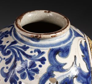 MANIFATTURA SICILIANA DEL XVIII SECOLO : Vaso globulare in maiolica policroma con decoro a girali e paesaggio stilizzato entro riserva circolare  - Asta Asta 379 | ARTE ANTICA E DEL XIX SECOLO - Dipinti antichi e antiquariato  Online - Associazione Nazionale - Case d'Asta italiane