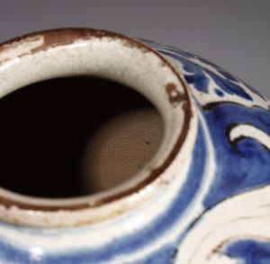 MANIFATTURA SICILIANA DEL XVIII SECOLO : Vaso globulare in maiolica policroma con decoro a girali e paesaggio stilizzato entro riserva circolare  - Asta Asta 379 | ARTE ANTICA E DEL XIX SECOLO - Dipinti antichi e antiquariato  Online - Associazione Nazionale - Case d'Asta italiane