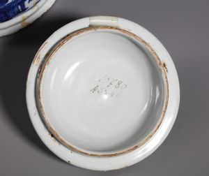 MANIFATTURA EMILIANA DEL XVIII SECOLO : Albarello in maiolica dipinta in toni di blu con motivi a paesi e a decorazioni floreali, cartiglio centrale anepigrafo  - Asta Asta 379 | ARTE ANTICA E DEL XIX SECOLO - Dipinti antichi e antiquariato  Online - Associazione Nazionale - Case d'Asta italiane