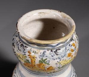 MANIFATTURA EMILIANA O PESARESE DEL XVIII SECOLO : Coppia di albarelli in maiolica policroma di cui uno con coperchio, con decorazioni fitomorfe, a paesi e con figure di volatili lungo il corpo  - Asta Asta 379 | ARTE ANTICA E DEL XIX SECOLO - Dipinti antichi e antiquariato  Online - Associazione Nazionale - Case d'Asta italiane