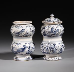 MANIFATTURA EMILIANA O PESARESE DEL XVIII SECOLO : Coppia di albarelli in maiolica policroma di cui uno con coperchio, con decorazioni fitomorfe, a paesi e con figure di volatili lungo il corpo  - Asta Asta 379 | ARTE ANTICA E DEL XIX SECOLO - Dipinti antichi e antiquariato  Online - Associazione Nazionale - Case d'Asta italiane