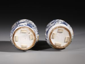 MANIFATTURA EMILIANA O PESARESE DEL XVIII SECOLO : Coppia di albarelli in maiolica policroma di cui uno con coperchio, con decorazioni fitomorfe, a paesi e con figure di volatili lungo il corpo  - Asta Asta 379 | ARTE ANTICA E DEL XIX SECOLO - Dipinti antichi e antiquariato  Online - Associazione Nazionale - Case d'Asta italiane