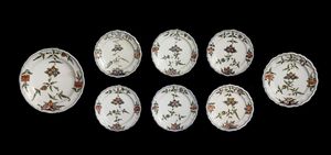 MANIFATTURA ANTONIBON, NOVE, XVIII SECOLO - Otto piatti in maiolica policroma con decorazione ''a blanser'', costituita tra elementi floreali stilizzati