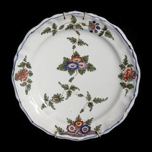 MANIFATTURA ANTONIBON, NOVE, XVIII SECOLO : Otto piatti in maiolica policroma con decorazione ''a blanser'', costituita tra elementi floreali stilizzati  - Asta Asta 379 | ARTE ANTICA E DEL XIX SECOLO - Dipinti antichi e antiquariato  Online - Associazione Nazionale - Case d'Asta italiane