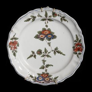 MANIFATTURA ANTONIBON, NOVE, XVIII SECOLO : Otto piatti in maiolica policroma con decorazione ''a blanser'', costituita tra elementi floreali stilizzati  - Asta Asta 379 | ARTE ANTICA E DEL XIX SECOLO - Dipinti antichi e antiquariato  Online - Associazione Nazionale - Case d'Asta italiane
