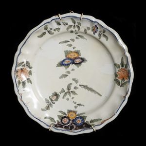 MANIFATTURA ANTONIBON, NOVE, XVIII SECOLO : Otto piatti in maiolica policroma con decorazione ''a blanser'', costituita tra elementi floreali stilizzati  - Asta Asta 379 | ARTE ANTICA E DEL XIX SECOLO - Dipinti antichi e antiquariato  Online - Associazione Nazionale - Case d'Asta italiane