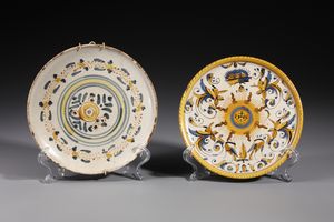 MANIFATTURA DI DERUTA - Due alzate in maiolica policroma con decorazioni geometriche e vegetali