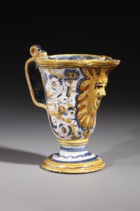 MANIFATTURA DI DERUTA : Versatoio in maiolica policroma con decorazioni a raffaellesche in stile rinascimentale  - Asta Asta 379 | ARTE ANTICA E DEL XIX SECOLO - Dipinti antichi e antiquariato  Online - Associazione Nazionale - Case d'Asta italiane