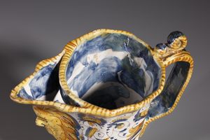 MANIFATTURA DI DERUTA : Versatoio in maiolica policroma con decorazioni a raffaellesche in stile rinascimentale  - Asta Asta 379 | ARTE ANTICA E DEL XIX SECOLO - Dipinti antichi e antiquariato  Online - Associazione Nazionale - Case d'Asta italiane