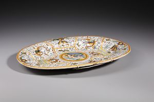 MANIFATTURA DI DERUTA : Piatto ovale in maiolica policroma decorato con putto alato a riposo entro medaglione circolare contornato da decori a grottesche e a volute  - Asta Asta 379 | ARTE ANTICA E DEL XIX SECOLO - Dipinti antichi e antiquariato  Online - Associazione Nazionale - Case d'Asta italiane