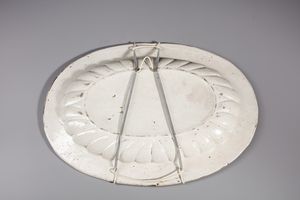 MANIFATTURA DI DERUTA : Piatto ovale in maiolica policroma decorato con putto alato a riposo entro medaglione circolare contornato da decori a grottesche e a volute  - Asta Asta 379 | ARTE ANTICA E DEL XIX SECOLO - Dipinti antichi e antiquariato  Online - Associazione Nazionale - Case d'Asta italiane