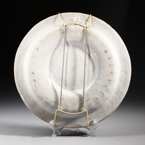 MANIFATTURA DI DERUTA : Grande piatto da pompa, centro umbonato con bacellature nel cavetto, decorato al centro da figura di putto su delfino entro medaglione e nel cavetto da riquadri raffiguranti putti alati contro animali  - Asta Asta 379 | ARTE ANTICA E DEL XIX SECOLO - Dipinti antichi e antiquariato  Online - Associazione Nazionale - Case d'Asta italiane