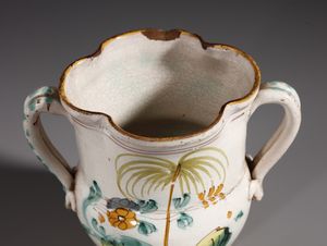 MANIFATTURA DI CERRETO SANNITA DEL XVIII SECOLO : Coppa biansata in maiolica con decoro alla palma  - Asta Asta 379 | ARTE ANTICA E DEL XIX SECOLO - Dipinti antichi e antiquariato  Online - Associazione Nazionale - Case d'Asta italiane