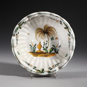 MANIFATTURA DI CERRETO SANNITA DEL XVIII SECOLO - Bacile in maiolica policroma con decoro alla palma, bordo superiore polilobato