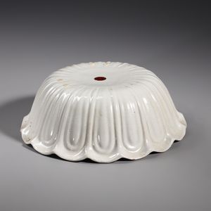 MANIFATTURA DI CERRETO SANNITA DEL XVIII SECOLO : Bacile in maiolica policroma con decoro alla palma, bordo superiore polilobato  - Asta Asta 379 | ARTE ANTICA E DEL XIX SECOLO - Dipinti antichi e antiquariato  Online - Associazione Nazionale - Case d'Asta italiane