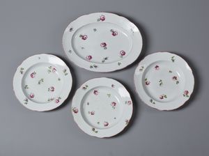 MANIFATTURA DI DOCCIA DEGLI INIZI DEL XIX SECOLO - Tre piatti piani e un piatto ovale in porcellana con decoro a roselline