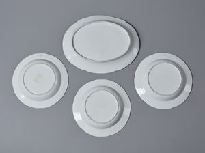 MANIFATTURA DI DOCCIA DEGLI INIZI DEL XIX SECOLO : Tre piatti piani e un piatto ovale in porcellana con decoro a roselline  - Asta Asta 379 | ARTE ANTICA E DEL XIX SECOLO - Dipinti antichi e antiquariato  Online - Associazione Nazionale - Case d'Asta italiane