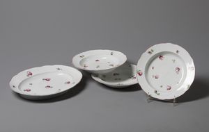 MANIFATTURA DI DOCCIA DEGLI INIZI DEL XIX SECOLO : Tre piatti piani e un piatto ovale in porcellana con decoro a roselline  - Asta Asta 379 | ARTE ANTICA E DEL XIX SECOLO - Dipinti antichi e antiquariato  Online - Associazione Nazionale - Case d'Asta italiane