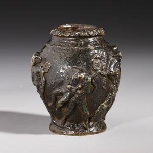 MANIFATTURA VENETA DEL XVII SECOLO - Piccolo vaso in bronzo decorato da una serie di figure a rilievo