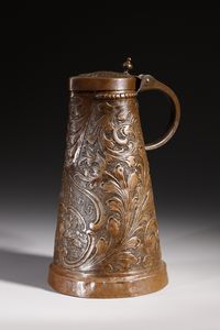 MANIFATTURA TEDESCA DEL XVIII SECOLO - Versatoio in rame decorato con racemi vegetali