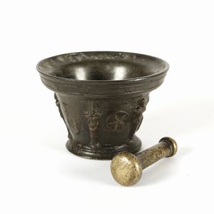 MANIFATTURA DEL XVII-XVIII SECOLO - Mortaio in bronzo decorato con cariatidi scolpite.