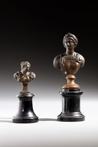 BRONZISTA DEL XVII SECOLO - Due busti in bronzo raffiguranti un imperatore romano e una figura femminile