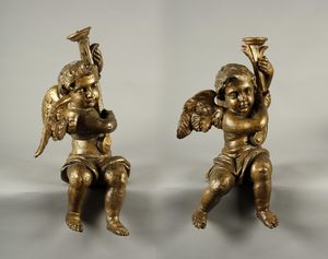 SCULTORE ITALIANO DEL XVIII SECOLO - Coppia di angeli portacero in legno scolpito e dorato