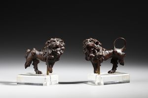 SCULTORE DEL XVIII SECOLO - Coppia di leoni in legno intagliato