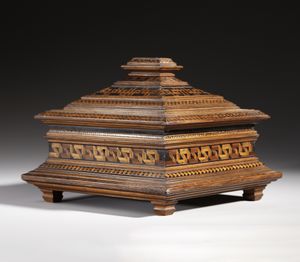 MANIFATTURA DEL XIX SECOLO - Cofanetto in legno scolpito e decorato con intarsi geometrici