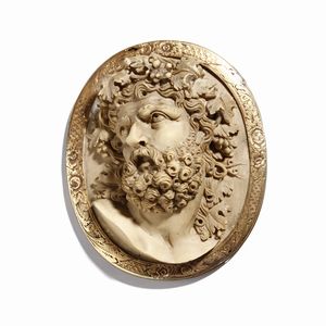 MANIFATTURA DEL XIX SECOLO - Testa di Bacco o Sileno in pietra lavica inserita in montatura in oro